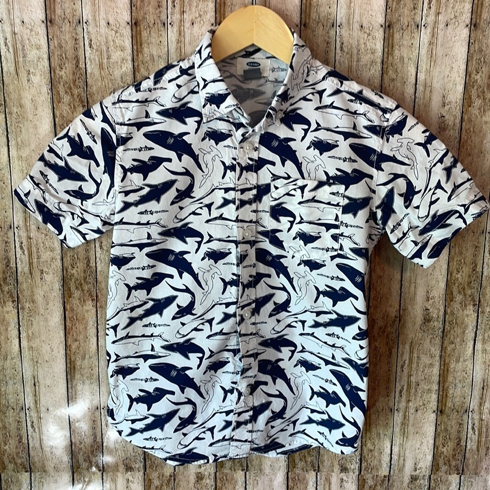 Like new size small boys shirt sleeve button down.
